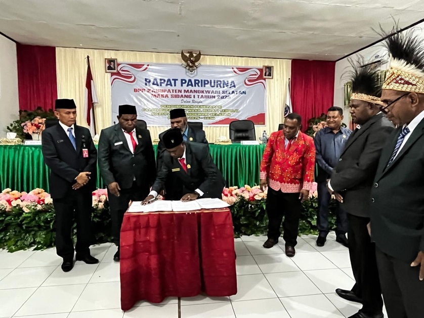 Rapat Paripurna DPRK Manokwari Selatan di Distrik Oransbari, Mansel.
