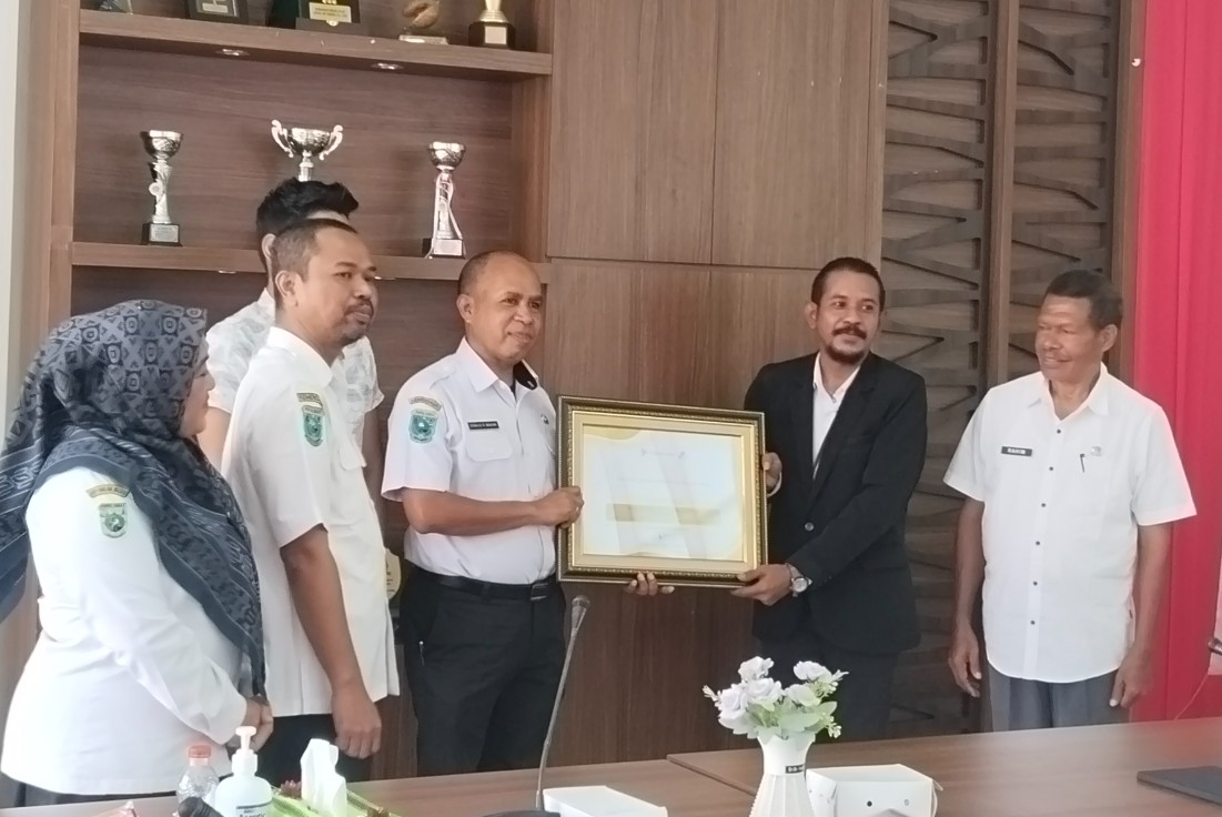 Penyerahan_Sertifikat_Penghargaan_Kelurahan_Cantik_kepada_Kelurahan_Krooy.jpg