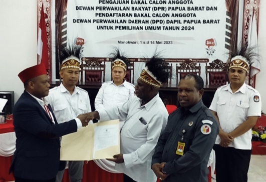 Menuju DPD RI, Abdullah Manaray resmi mendaftar di KPU Papua Barat