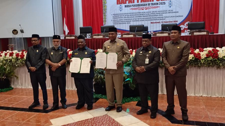 Wakil Gubernur Papua Barat, Mohamad Lakotani bersama Ketua DPR Papua Barat, Orgenes Wonggor dan unsur pimpina  DPR Papua Barat dalam sidang paripurna di Manokwari, Jumat (12/12/2025)