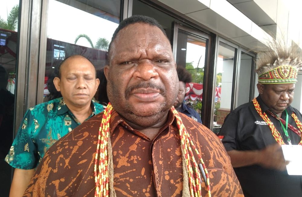 Ketua DPR Papua Barat, Orgenes Wonggor seusai menghadiri Raker I PALKOAP di Gedung BPMP Amban Manokwari, Jumat (14/11/2025)